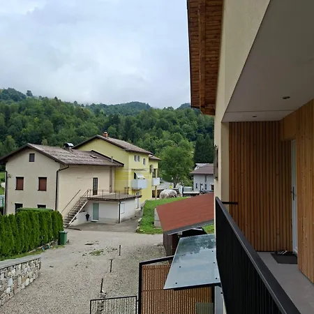 Apartma Hisa Za Gradom - With Private Garden